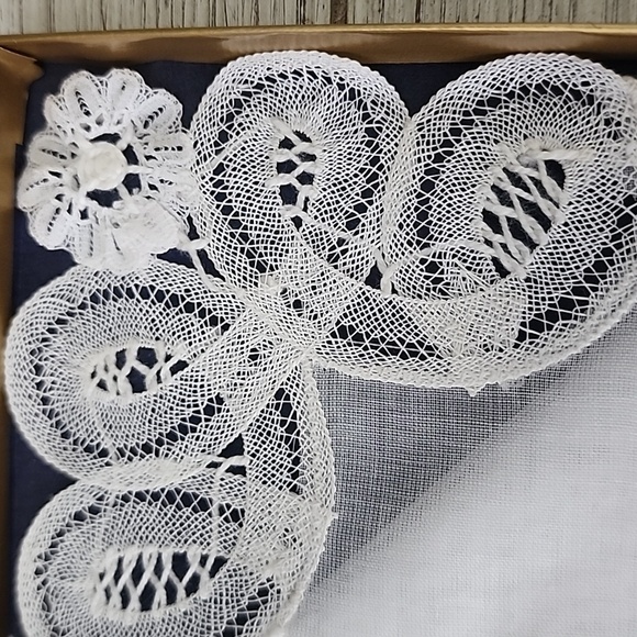 Handmade Brussels Lace Handkerchief Louise Verschueren Made in Belgium Vintage - Picture 3 of 5